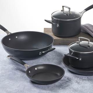 *On all cookware. Only in the pop-up store. Cannot be combined with other discounts.