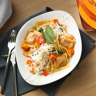*op het decor "Vapiano", bijvoorbeeld pastabordenset 2-delig (retailprijs €29,90 | outletprijs €20,90 | nu €16,72). Geldig voor My Club-leden. 10% extra korting op de standaard-outletprijs voor niet-M