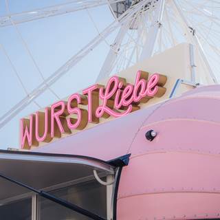 Sausage & Champagne – zu jeder Wurst ein Glas Rosé Secco um € 3,00- gültig Montag - Freitag von 19-21 Uhr
