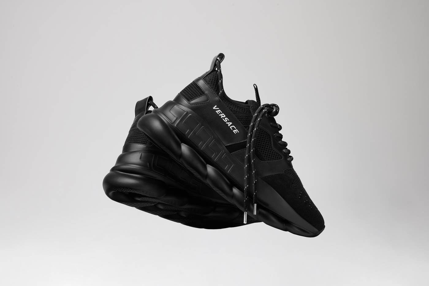 schwarze Turnschuhe